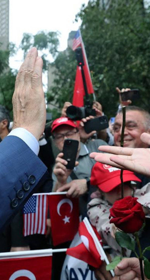 Cumhurbaşkanı Erdoğan'a New Yok'ta Türkevi girişinde coşkulu karşılama Türklerle böyle sohbet etti