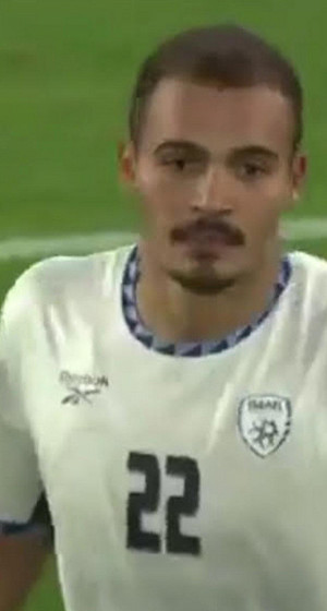 İsrailli futbolcu gol attı korner direğini alıp ateş etme taklidi yaptı hakem oyundan attı