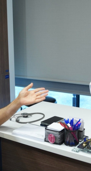Medipol’de büyük başarı! Tedaviye tekerlekli sandalyeyle başladı, şimdi kendi başına geliyor