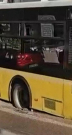 Maltepe'de bir İETT otobüsü yolun çökmesi sonucu oluşan çukura düştü