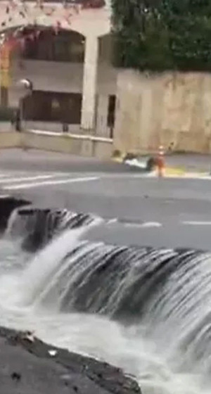 Eyüpsultan Belediyesi önündeki yol yağış sonrası ikiye ayrıldı