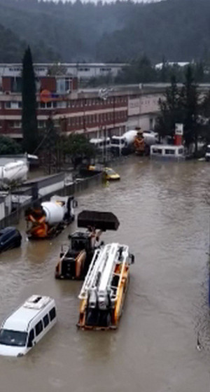 Sarıyer'de yağış sonrası beton fabrikasında mahsur kalan işçiler böyle kurtarıldı