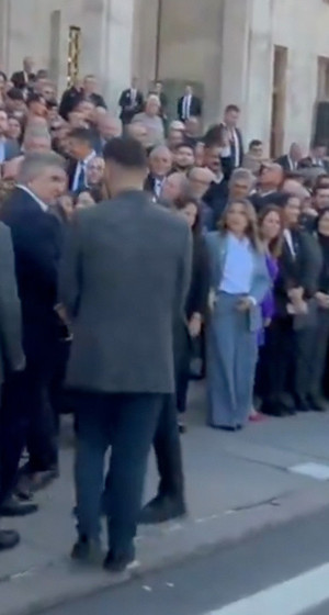 TBMM önünde CHP Lideri Kemal Kılıçdaroğlu'na sevgi seli... Böyle karşıladılar