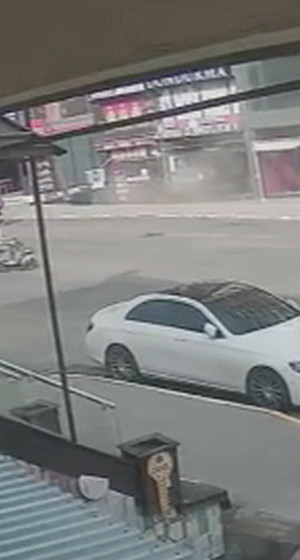 Pendik'te harfiyat kamyonu eczayeye girdi: 7 yaralı