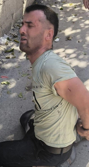 Adana'da önüne atladığı aracı çalan şüpheli kamerada! Kıskıvrak yakalandı