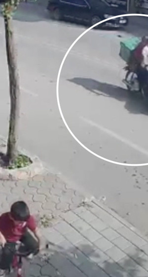 Otomobille motosiklet çarpıştı! Adana'daki kaza kamerada