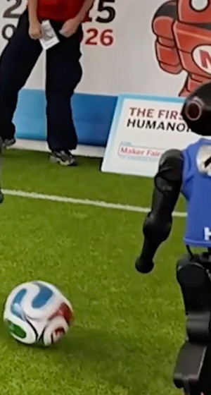 İnsansı robotlar futbol maçı yaptı!
