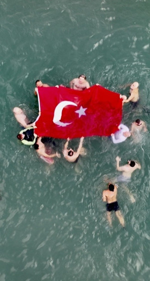 Samsun'da yüzücülerin 29 Ekim coşkusu! Karadeniz'de bayrak açtılar...
