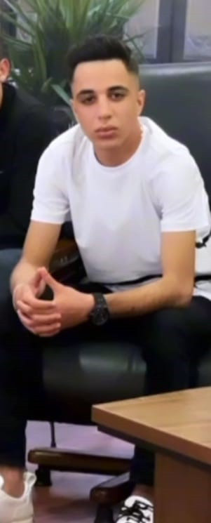 Kırmızı ışıkta bekleyen genç silahlı saldırı sonucunda ağır yaralandı - Resim: 0