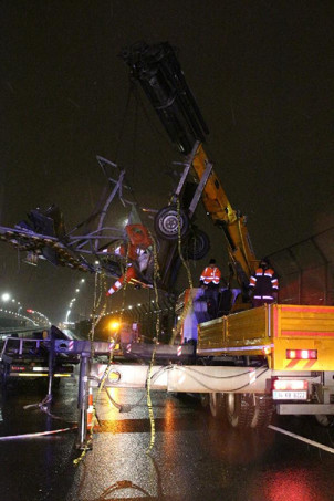 Haliç Köprüsü'nde facia! Çekici, yol bakım araçlarına çarptı: 2 ölü - Resim: 1