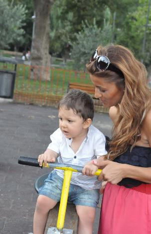 Ünlü sanatçının oğlu ilk kez görüntülendi - Resim: 2