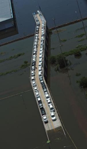 Sel suları altından banka soydular! - Resim: 3