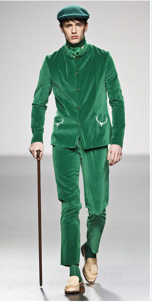 Yeni moda etekli erkek bıyıklı kadın - Resim: 1