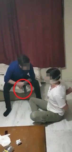 Bursa'da rehin aldıkları 2 gencin ağzına silah dayayıp kadın elbisesi giydiren çeteye operasyon - Resim: 2