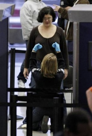 Bu taciz mi güvenlik mi? Arama bahanesiyle iç çamaşırına elini sokup...  - Resim: 4