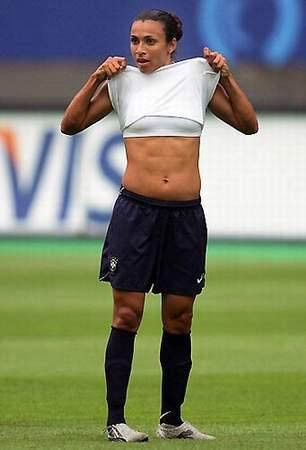 Futbol oynayan güzeller - Resim: 1