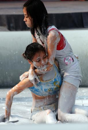 Ödül için çamurda güreştiler - Resim: 1