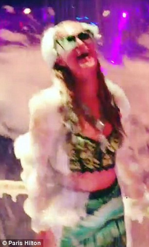 Paris Hilton köpük partisinde dağıttı! - Resim: 1