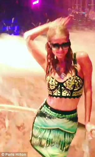 Paris Hilton köpük partisinde dağıttı! - Resim: 2