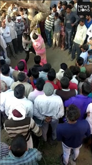 Kadını ellerinden bağladı sokakta kırbaçladı sonra herkes tecavüz... - Resim: 1