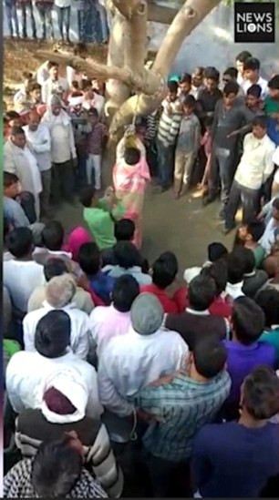 Kadını ellerinden bağladı sokakta kırbaçladı sonra herkes tecavüz... - Resim: 3