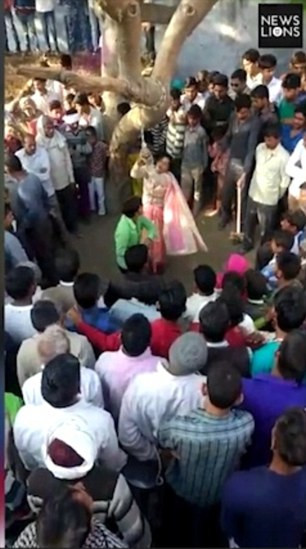 Kadını ellerinden bağladı sokakta kırbaçladı sonra herkes tecavüz... - Resim: 4