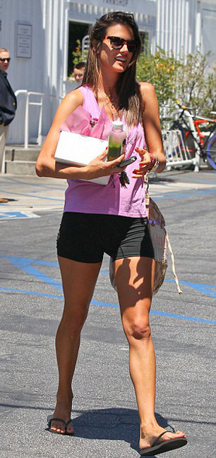 Ünlü model çiçekçide kameralara yakalandı - Resim: 4