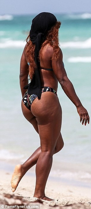 Serena Williams plajda ve bikinili - Resim: 3
