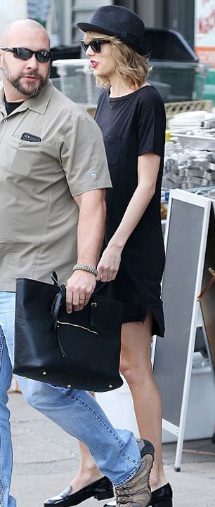 Taylor Swift'in ayakkabıları dikkat çekti - Resim: 2