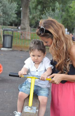 Ünlü sanatçının oğlu ilk kez görüntülendi - Resim: 3