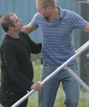 Erkek erkeğe öpüşürken yakalandı - Resim: 3