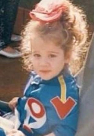 Fotoğraftaki küçük kızı tanıdınız mı? Dünyaca ünlü biri o! - Resim: 4