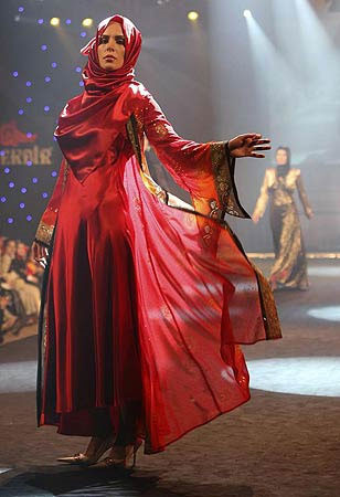 Namazı defileye böyle alet ettiler - Resim: 4