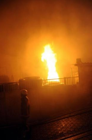 Evi yanınca isyan etti - Resim: 3