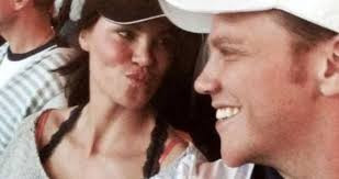 Sinan Akçıl'ın yatakta rujlu sırtı olay oldu! - Resim: 2