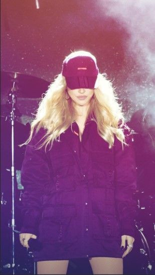 Hadise'nin videosu ortalığı salladı! Ceketi atıp kalçalarını çekinmeden sergiledi - Resim: 1