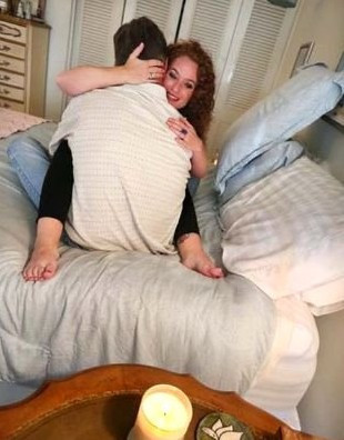 Yanına yatmak için yüzlerce erkek sıra bekliyor! - Resim: 2