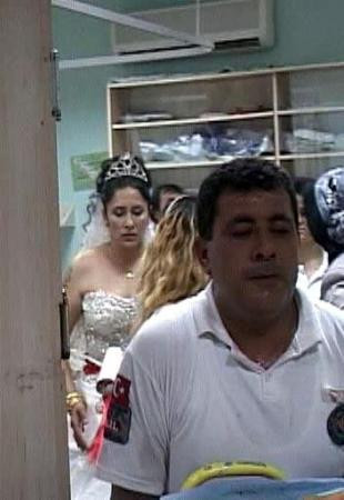 Gelin ve damat soluğu acilde aldı - Resim: 1