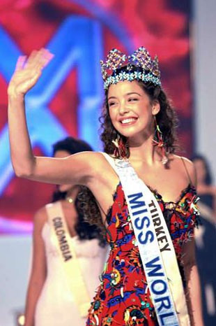 Dünya Güzeli Azra Akın evlendi gelinliğine bakın olay - Resim: 1