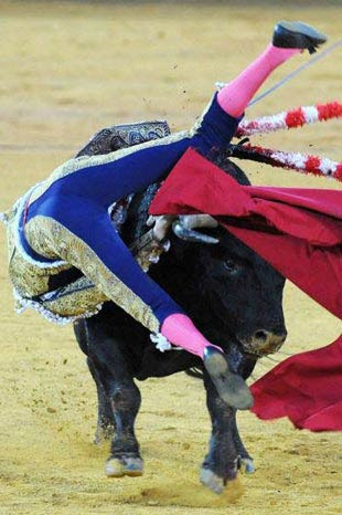 Boğa matadoru gafil avladı! - Resim: 3