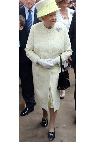 Kraliçe 50 yıldır aynı ayakkabıyı giyiyor - Resim: 2