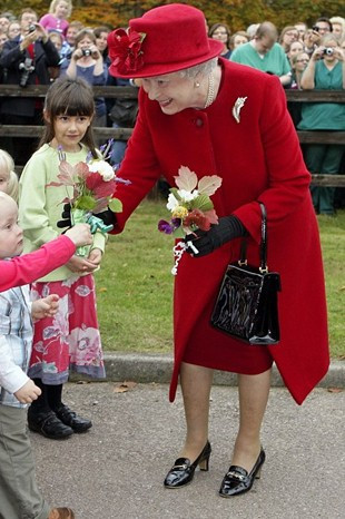 Kraliçe 50 yıldır aynı ayakkabıyı giyiyor - Resim: 3