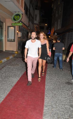 Sultan sevgilisiyle el ele - Resim: 1