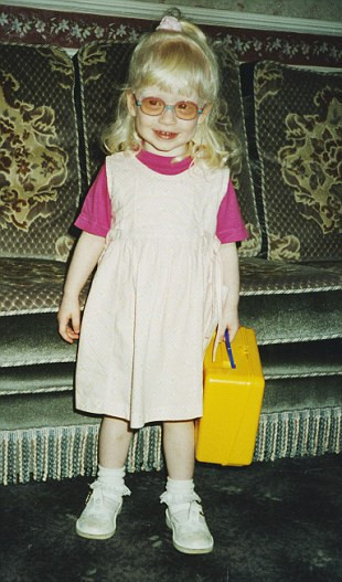 Albino genç kız taç giydi - Resim: 2