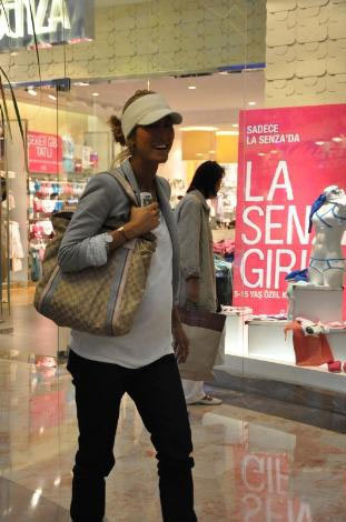 Karnı burnunda Çağla alışverişte! - Resim: 1