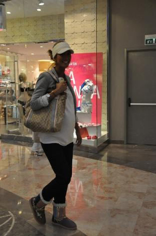 Karnı burnunda Çağla alışverişte! - Resim: 2