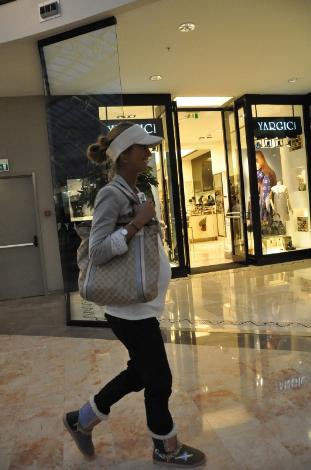 Karnı burnunda Çağla alışverişte! - Resim: 3