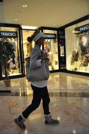 Karnı burnunda Çağla alışverişte! - Resim: 4