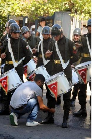 Protokol boş sokakları selamladı - Resim: 2