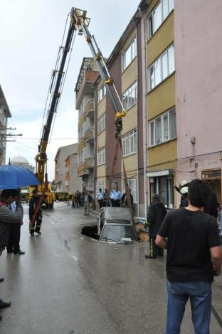 Yer yarıldı içine girdi! - Resim: 1